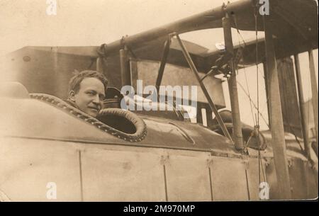 Victor Mahl nell'abitacolo di un idrovolante Sopwith Admiralty di tipo 860. Foto Stock