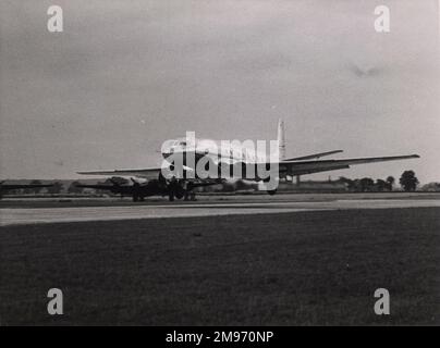 Il primo prototipo de Havilland DH106 Comet, G-5-1 (successivamente registrato G-ALVG) durante un salto ad Hatfield prima del suo primo volo, il 27 luglio 1949. Foto Stock