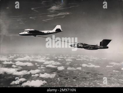 English Electric Canberra B2, WH734, utilizzato per il rifornimento di volo, rifornisce un Gloster Javelin F(AW)7, XH780. Foto Stock