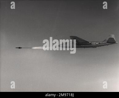 English Electric Canberra B2, WJ644, usato da de Havilland, lancia un missile Firestreak sulla gamma Aberporth nel Galles del Sud. Foto Stock