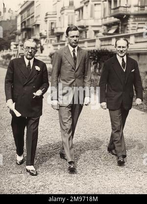 Charles A. Lindbergh (centro) nei terreni dell'Ambasciata americana a Londra con A.B. Houghton, ambasciatore americano e col Joyce. Foto Stock