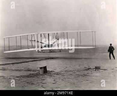 La famosa foto del primo volo del Wright Flyer in volo a Kitty Hawk, North Carolina, alle 10,35am del 17 dicembre 1903, scattata da John T. Daniels. Wilbur Wright si trova sulla destra. Foto Stock