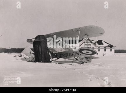 Hawker Hart, K3012 anni, è stato dotato di un Bristol Perseus radiale e di un abitacolo chiuso e utilizzato per prove a basse temperature in Canada. Qui è presente un carro da sci e una copertura del motore Fairchild. Foto Stock