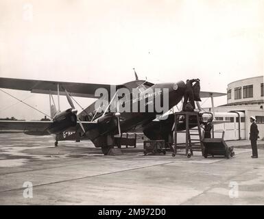 De Havilland DH86 Express Air Liner di British Airways caricato con posta all'aeroporto di Gatwick nel 1937. Foto Stock