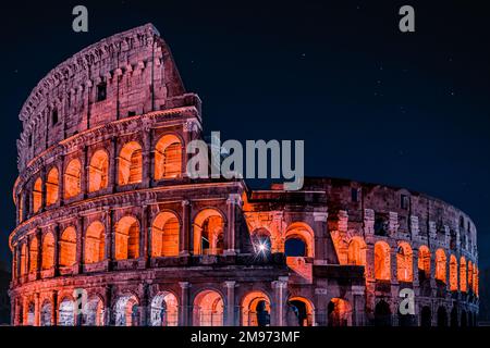 Autentico paesaggio notturno del grande Colosseo di Roma sotto il cielo stellato. Mezzanotte a Roma. Foto Stock