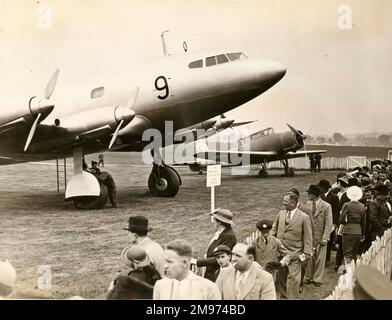 De Havilland DH91 Albatross accanto a Blackburn Skua primo prototipo K5178 al Royal Air Force Display di Hendon. Foto Stock