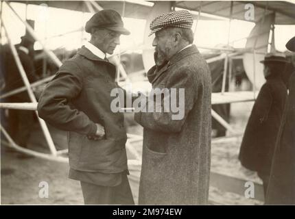 Lazare Weiller (nel cappellino) e Wilbur Wright a Camp d’Auvours, le Mans, 1908. Weiller era un membro principale del sindacato francese la compagnie Generale de Navigation Aerienne (CGNA), e doveva alla fine possedere il Wright Un aereo che Wilbur volò in Francia. Foto Stock