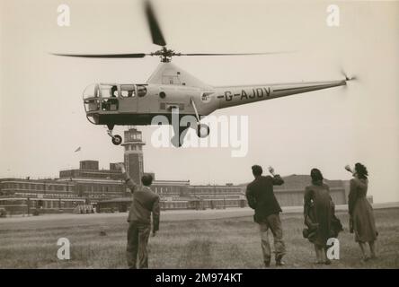 Westland Sikorsky S-51, G-AJOV, Sir Lamorak, di BEA all'aeroporto di Speke, Liverpool, con partenza per Cardiff. Foto Stock