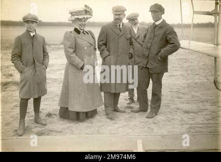 Lazare Weiller (nel cappellino) e Wilbur Wright a Camp d’Auvours, le Mans, 1908. Weiller era un membro principale del sindacato francese la compagnie Generale de Navigation Aerienne (CGNA), e doveva alla fine possedere il Wright Un aereo che Wilbur volò in Francia. Foto Stock