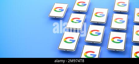 Logo della società Google visualizzato su smartphone che si sovrappone su uno sfondo blu. Spazio di copia Foto Stock