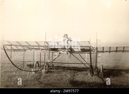 La prima Aeronautical Syndicate Ltd Valkyrie con la signora Horatio Barber al posto di pilota. Salisbury Plain, 1910. Foto Stock