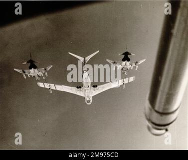 Handley Page Victor K1 rifornisce due RAF McDonnell F-4 Phantoms. Foto Stock