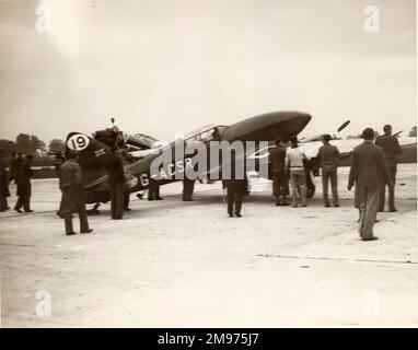 La seconda de Havilland DH88 Comet, G-ACSR, pronta per i test di volo poco prima del buio a seguito dell'incidente pre-gara. Foto Stock