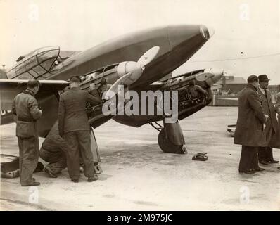 La seconda de Havilland DH88 Comet, G-ACSR, pronta per il volo a seguito dell'incidente pre-gara. Frank Halford è sulla destra. Foto Stock