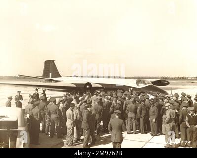 L'inglese Electric Canberra B2, WD932, è stato dimostrato agli americani ed è stato utilizzato come modello aereo per il B-57A. Visto qui a Andrews Field, Washington DC, circondato da personale USAF. Foto Stock