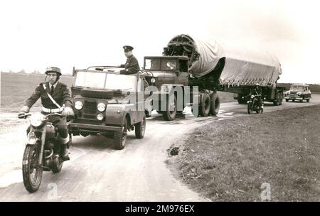 Il primo missile Thor per la RAF fu trasportato da Lakenheath a Feltwell, Norfolk, il 19 settembre 1958. Foto Stock