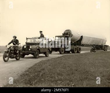 Il primo missile Thor per la RAF fu trasportato da Lakenheath a Feltwell, Norfolk, il 19 settembre 1958. Foto Stock