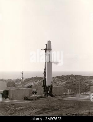 Il vapore di ossigeno liquido fuoriesce durante il checkout pre-lancio del primo IRBM Thor lanciato in un esercizio di addestramento da un equipaggio di lancio RAF a Vandenberg. Foto Stock