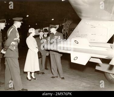 WG CDR R.D. Romanis mostra la regina Elisabetta II e il duca di Edimburgo a de Havilland Firestreak missile a infrarossi, aria-aria guidata su Gloster Javelin F(AW) 2, XA633. 1957. Foto Stock