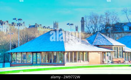 Glasgow, Scozia, Regno Unito 17th gennaio 2023. UK Weather: Il cielo sereno ha visto un inizio molto freddo con la promessa di peggio per venire come la gente si è svegliata ad un wonderland di inverno e ad un parco molto freddo Kelvingrove neve coperto Kelvingrove Community Tennis Club clubhouse. Credit Gerard Ferry/Alamy Live News Foto Stock