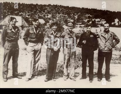 Da sinistra: Air Chief Marshal Sir Harry Broadhurst, AOC Western Front; Air Vice Marshall Arthur Coningham, AOC Tactical Air Force, Mediterranean Theatre; General Montgomery, GOO 8th Army; General Alexander, vice C-in-C sotto il generale Eisenhower; Capo d'aria Marshal Tedder, AOC-in-C Mediterraneo e Brigadier generale L.S. Kuter dell'esercito degli Stati Uniti si è riunito a Tunisi nel 1943. Foto Stock