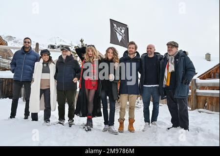 Gerard Jugnot, Tarek Boudali, Reem Kherici, Arielle Dombasle, Elodie Fontan, Philippe Lacheau, Julien Arruti e Didier Bourdon hanno partecipato alla Alibi.com° fotocall durante il 26th° Comedy Film Festival a l'Alpe d'Huez, in Francia, il 17 gennaio 2023. Foto di Mireille Ampilhac/ABACAPRESS.COM Foto Stock