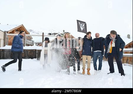 Gerard Jugnot, Tarek Boudali, Reem Kherici, Arielle Dombasle, Elodie Fontan, Philippe Lacheau, Julien Arruti e Didier Bourdon hanno partecipato alla Alibi.com° fotocall durante il 26th° Comedy Film Festival a l'Alpe d'Huez, in Francia, il 17 gennaio 2023. Foto di Mireille Ampilhac/ABACAPRESS.COM Foto Stock