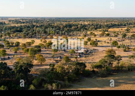 Veduta aerea di un villaggio nel Delta dell'Okavango, Botswana. Foto Stock