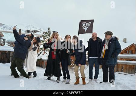 Gerard Jugnot, Tarek Boudali, Reem Kherici, Arielle Dombasle, Elodie Fontan, Philippe Lacheau, Julien Arruti e Didier Bourdon hanno partecipato alla Alibi.com° fotocall durante il 26th° Comedy Film Festival a l'Alpe d'Huez, in Francia, il 17 gennaio 2023. Foto di Mireille Ampilhac/ABACAPRESS.COM Foto Stock