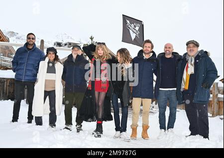 Gerard Jugnot, Tarek Boudali, Reem Kherici, Arielle Dombasle, Elodie Fontan, Philippe Lacheau, Julien Arruti e Didier Bourdon hanno partecipato alla Alibi.com° fotocall durante il 26th° Comedy Film Festival a l'Alpe d'Huez, in Francia, il 17 gennaio 2023. Foto di Mireille Ampilhac/ABACAPRESS.COM Foto Stock