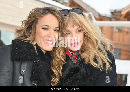 Elodie Fontan e Arielle Dombasle hanno partecipato alla fotocellula Alibi.com al 26th° Festival della Commedia a l'Alpe d'Huez, in Francia, il 17 gennaio 2023. Foto di Mireille Ampilhac/ABACAPRESS.COM Foto Stock