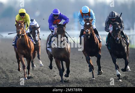 Warminster guidato dal jockey Kieran o'Neill (seconda a sinistra) vince l'Unibet supporta Safe Gambling Maiden Stakes all'ippodromo di Kempton Park, Surrey. Data immagine: Martedì 17 gennaio 2023. Foto Stock