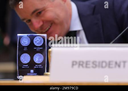 Bruxelles, Belgio. 16th Jan, 2023. Il presidente dell'Eurogruppo Paschal Donohoe guarda una targa con i disegni delle monete croate in euro in occasione di una riunione dell'Eurogruppo a Bruxelles (Belgio), 16 gennaio 2023. Credit: Zheng Huansong/Xinhua/Alamy Live News Foto Stock