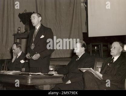 Da sinistra: N.E. Rowe, CBE, FRAeS, Presidente Raes 1955-1956; maggiore G.P. Bulman, CBE, FRAeS, Presidente Raes 1950-1951; J.L. Pritchard, Raes Secretary 1926-1951 e P.L. TED. Belfast, novembre 1950. Foto Stock