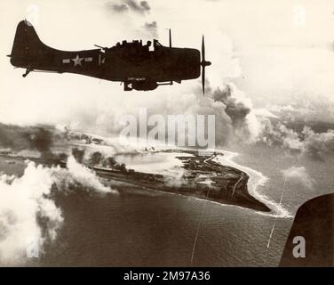 Douglas A-24 Dauntless Dive Bomber in procinto di bombardare Wake Island il 6 ottobre 1943. Foto Stock