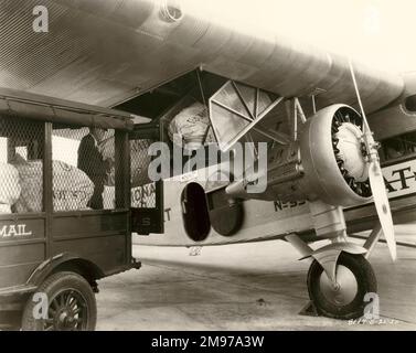 Posta caricata in un Ford Tri-Motor. circa 1930. Foto Stock