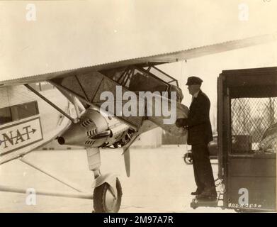 Posta caricata in un Ford Tri-Motor. circa 1930. Foto Stock