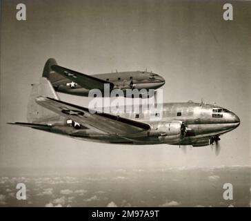 Due Curtiss C-46A-CU Commandos, 42-96803 e 42-96784. circa 1944. Foto Stock