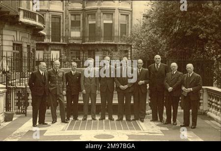 Il Comitato consultivo della Royal Aeronautical Society al Ministero della produzione, nominato nel 1941, sulla terrazza dietro al numero 4 di Hamilton Place. Da sinistra: Sir Arthur Gouge, Chief Desiner, Short Brothers, AVM Sir Ralph Sorley, CRD Ministry of Supply; Capt J.L. Pritchard, Segretario Raes e Segretario del Comitato; T.P. Wright, USA, ospite del Comitato per una riunione; Sir Stafford Cripps, Ministro dell'approvvigionamento; Sir A.H. Roy Fedden, presidente; S. Camm, capo progettista, Hawker Aircraft; R.K. Pierson, progettista capo, Vickers; Dott. L.A. Aitchison, Professore di Metallurgia, Università di Birmingham, e. Foto Stock