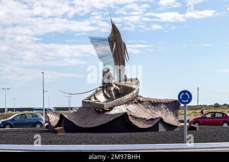 Pescador con Marlin, statua di pesca dell'uomo antico di Jorge Isaac Medina sulla rotonda all'entrata del porto, Arrecife de Lanzarote, Spagna Foto Stock