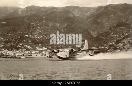 Aquila Airways Solent III, G-AKNU Sydney a Funchal Bay, Madeira. L'aereo si è schiantato sull'isola di Wight in Inghilterra il 15 novembre 1957. Con 45 morti perse, al momento era il secondo peggiore incidente aereo nel Regno Unito, allora al momento il peggiore disastro aereo mai accaduto sul suolo inglese. Foto Stock