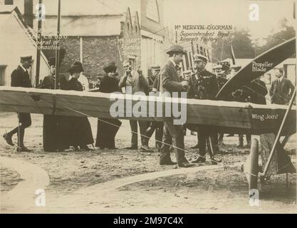 Re Giorgio V e la Regina Maria ispezionano il RE1 nella Royal Aircraft Factory, Farnborough, maggio 1914. Brigadier-generale Sir David Henderson è a sinistra e E.T. Busk è sulla destra. Foto Stock