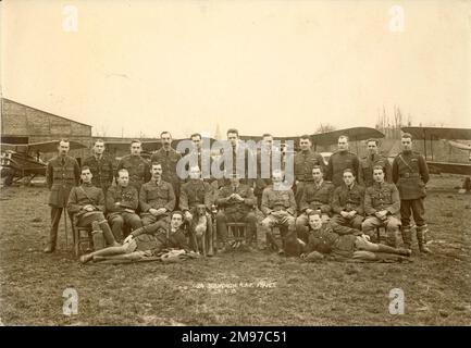 Ufficiali di No24 RAF di Squadron in Francia, 29 novembre 1918. Fila posteriore: LT R.D. Bridgewater, 2nd-LTS J.V. Flanagan, R.A. Eldridge e H.A. Giovane, Lt V.H. Simmer, 2nd-Lt G.H. Whitehead, LTS N.H. Barlow e A.A. Cresswell, 2nd-LTS W.B. Thomson, G. Abrahams e J.R. Boschi. Prima fila: 2nd-Lt H.J.C. Seymour, Lt c.a. Bissonnette, 2nd-Lt T.M. Harries, DFC, Capt J. Palmer, Major V.A.H. Robson, MC, Capt W.H. Longton, DFC, AFC, Capt D. Carruthers, 2nd-LTS A. Wren e A.L. Fioritura. Sdraiato di fronte: 2nd-LTS H.V. Evans e P.W. Johnson. Foto Stock