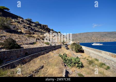 Plaka, Creta, Grecia - 10 ottobre 2022: I turisti non identificati visitano la vecchia Fortezza Veneziana Spinalonga, precedentemente usata come stazione lebbroso, ora un pop Foto Stock