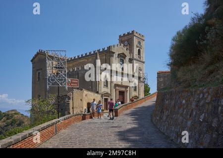 Chiesa di San Nicolo, chiesa di Savoca, provincia di Messina, Sicilia, villaggio utilizzato come location per il film del Padrino, con segno e turisti Foto Stock