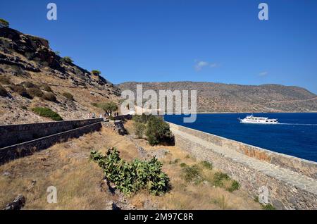 Plaka, Creta, Grecia - 10 ottobre 2022: I turisti non identificati visitano la vecchia Fortezza Veneziana Spinalonga, precedentemente usata come stazione lebbroso, ora un pop Foto Stock