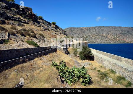 Plaka, Creta, Grecia - 10 ottobre 2022: I turisti non identificati visitano la vecchia Fortezza Veneziana Spinalonga, precedentemente usata come stazione lebbroso, ora un pop Foto Stock