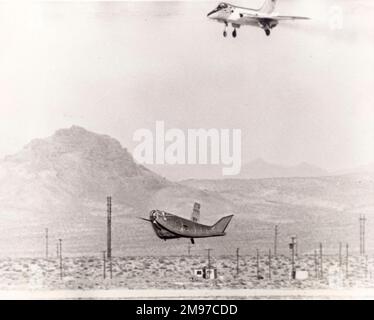 Il corpo di sollevamento senza alette Northrop HL-10 scivola verso l'interno per atterrare a Edwards AFB, California. Foto Stock