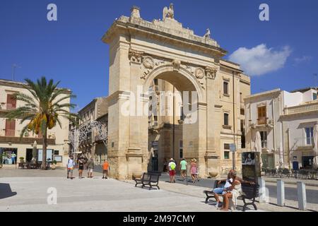 Porto Ferdinandea, noto, Sicilia, con palme e turisti Foto Stock