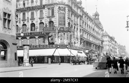 Friedrichstrasse, Berlino, sede di Thierry e Sigrand in una delle principali vie dello shopping di Berlino. Appiattito nella seconda guerra mondiale e poi ricostruito, Checkpoint Charlie si trovava qui vicino durante la guerra fredda e ora Friedrichstrasse prospera ancora una volta. Foto Stock